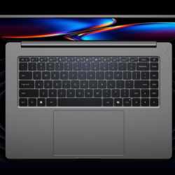 Widok z gory pelnej klawiatury i duzego touchpada Xiaomi Redmibook 16 Pro 2026